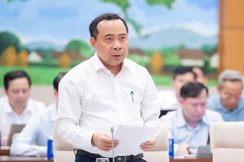 Bộ trưởng Vũ Hải Quân trình bày Tờ trình của Chính phủ về dự án Luật Bưu chính (sửa đổi).
