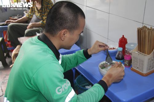 Bát phở giá 30.000 đồng ở quán chị Kiều giúp nhiều thực khách bớt lo chi phí. 