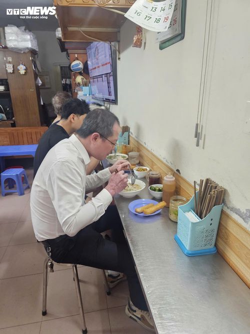 Không gian trong quán phở Tuyết Thực khá bình dị. 