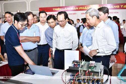 Bộ trưởng GD&amp;ĐT Hoàng Minh Sơn, GS.TS Lê Anh Tuấn (bên phải) cùng các đại biểu xem ý tưởng NCKH của sinh viên Bách khoa Hà Nội tại Không gian Đổi mới sáng tạo liên ngành. (Ảnh: HUST)