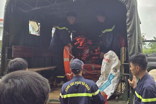 Công an tỉnh Lai Châu triển khai lực lượng, phương tiện xuất phát hỗ trợ cứu hộ cứu nạn tại xã Mường Than (Lai Châu).