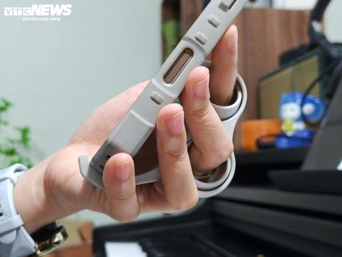 Nhiều chuyên gia khuyến nghị người dùng nên sử dụng các phụ kiện để hỗ trợ cầm điện thoại. (Ảnh: Thụy Phương)