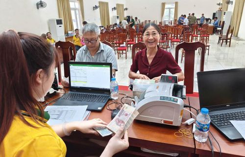 Người dân thôn Đông Thai (xã Hồng Vân) làm thủ tục nhận kinh phí bồi thường, hỗ trợ giải phóng mặt bằng (đợt 1) Dự án Khu đô thị thể thao quốc tế Hà Nội. Ảnh Vũ Cường
