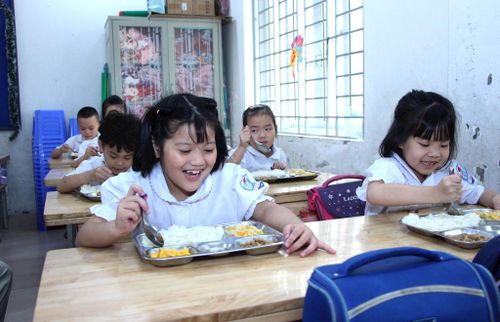 Một bữa ăn bán trú của học sinh Trường Tiểu học Đặng Xá (xã Thuận An). Ảnh Tiến Thành