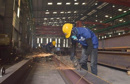 Sản xuất cấu kiện thép tại Công ty cổ phần Cơ khí - Xây lắp - Thương mại Minh Cường (xã Đông Anh). Ảnh: Đỗ Tâm