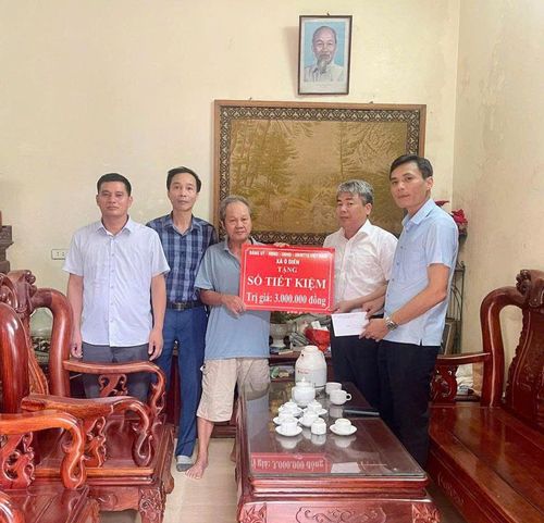 Sổ tiết kiệm nghĩa tình được trao tới người có công trên địa bàn xã Ô Diên. Ảnh: Đinh Hiền