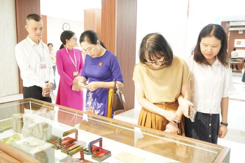 Công chúng tham quan trưng bày. Ảnh: Nguyễn Thủy