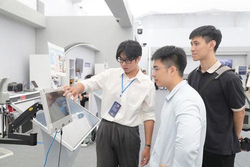 Giới thiệu sản phẩm “Blife - Hệ thống hỗ trợ giao tiếp cho người khuyết tật vận động nặng” do Trường Đại học Công nghệ (Đại học Quốc gia Hà Nội) nghiên cứu và phát triển. Ảnh: Quốc Toản