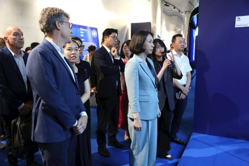Phó Chủ tịch UBND thành phố Hà Nội Vũ Thu Hà cùng các đại biểu tham quan không gian trưng bày tại triển lãm “Thể Lạ" (The Alien Self). Ảnh: Vi Giáng