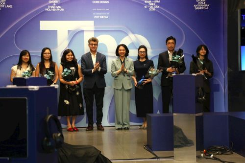 Phó Chủ tịch UBND thành phố Hà Nội Vũ Thu Hà và ông Jonathan Wallace Baker, Trưởng đại diện UNESCO tại Việt Nam tặng hoa chúc mừng thành công của triển lãm. Ảnh: Vi Giáng