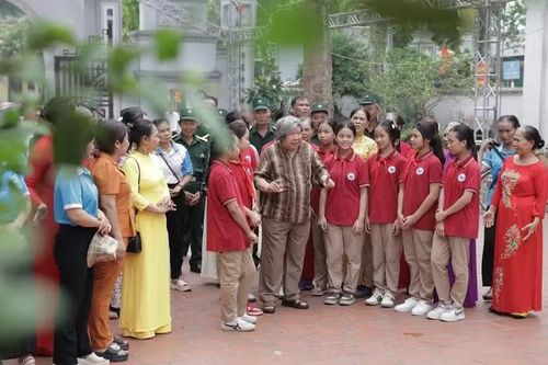 Giáo sư sử học Lên Văn Lan chia sẻ về tục Kết chạ cùng bà con làng Vạn Phúc. Ảnh: ST