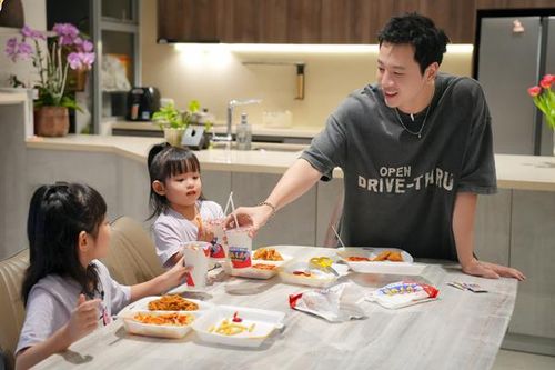 2 em bé hào hứng với bữa ăn.