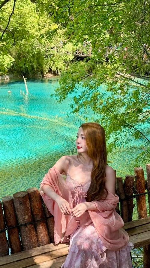 Trong đời thường, nữ diễn viên ưu tiên những thiết kế đơn giản, tôn dáng với gam màu trung tính. Khi tham dự các chương trình giải trí hoặc sự kiện thảm đỏ, Quỳnh Nga thường lựa chọn váy ôm sát, cắt xẻ tinh tế hoặc những bộ đầm dạ hội giúp tôn lợi thế hình thể.