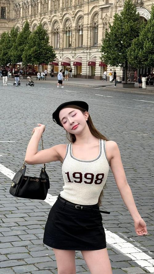 Điểm nổi bật ở Quỳnh Nga là làn da căng mịn và vóc dáng săn chắc. Nữ diễn viên nhiều lần chia sẻ cô luôn ưu tiên việc chăm sóc sức khỏe từ bên trong bằng chế độ ăn uống khoa học, uống đủ nước và duy trì tập luyện đều đặn.