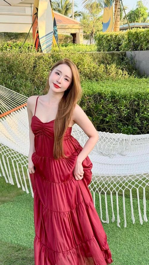 Ở tuổi ngoài 30, Quỳnh Nga không chỉ giữ được nhan sắc trẻ trung mà còn sở hữu phong thái đằm thắm, trưởng thành. Chính sự cân bằng giữa công việc, cuộc sống và việc chăm sóc bản thân đã giúp "cá sấu chúa" luôn duy trì sức hút đặc biệt trong lòng công chúng, trở thành một trong những mỹ nhân được đánh giá có nhan sắc "lão hóa ngược" của làng giải trí Việt.