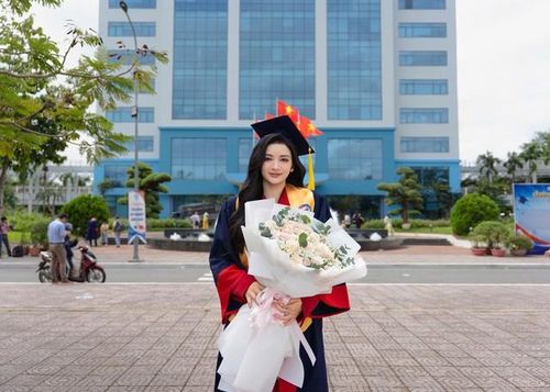 Người đẹp quê Gia Lai tốt nghiệp ngành Y đa khoa tại trường Đại học Y Tây Nguyên, hiện là bác sĩ da liễu tại bệnh viện đa khoa tỉnh Gia Lai. Trong bài thuyết trình đêm chung kết Miss Grand Vietnam 2025, Đinh Y Quyên nói là một bác sĩ trẻ khao khát góp phần cải thiện sức khỏe cho trẻ em. Cô mang tới dự án "Trẻ em tự kỷ - Bệnh da tự tạo", giúp đỡ các bé có vấn đề về da liễu, trong nhiệm kỳ Á hậu.