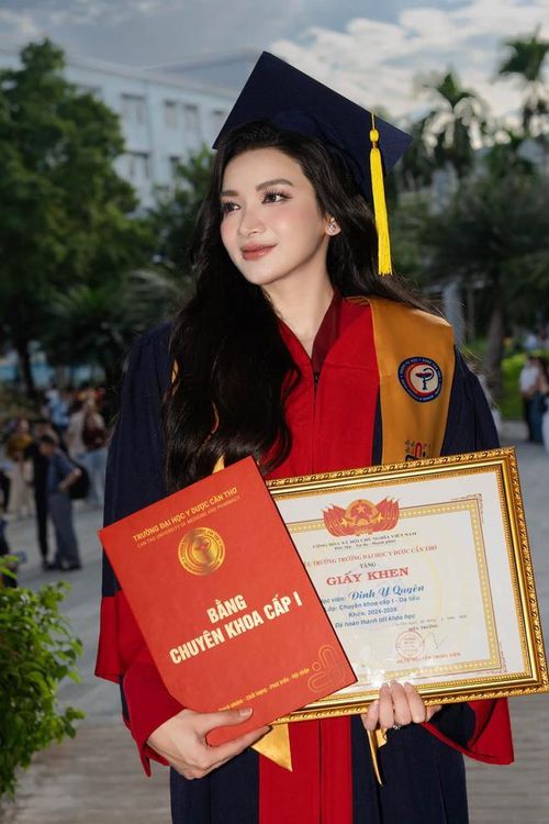 "Có lẽ điều đẹp nhất của ngày hôm nay không chỉ là tấm bằng Bác sĩ Chuyên khoa I Da liễu, mà là được nhìn thấy rất nhiều tình yêu thương hiện diện. Con xin gửi lời cảm ơn chân thành đến mẹ và gia đình, cô chú - người luôn là điểm tựa vững chắc cho con trên suốt hành trình học tập và trưởng thành", Đinh Y Quyên bày tỏ..