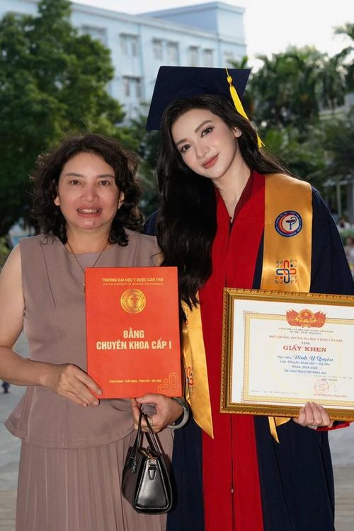 Mẹ ruột của Đinh Y Quyên là bà Nguyễn Thị Hảo trẻ trung, rạng rỡ có mặt chúc mừng con gái. Bà Hảo ở Gia Lai, đã làm rất nhiều nghề như trồng trọt, chăn nuôi và buôn bán để nuôi ba người con (Đinh Y Quyên cùng chị gái và em trai) ăn học thành tài trong ngành Y và ủng hộ các con tham gia các cuộc thi sắc đẹp.