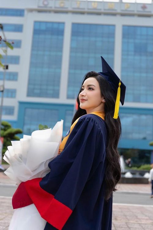 Đinh Y Quyên sinh năm 1996 ở Gia Lai, là người đồng bào H'rê. Cô từng thu hút sự chú ý của fan sắc đẹp tại Miss Grand Vietnam nhờ gương mặt sắc sảo, làn da trắng cùng chiều cao 1m72 m, số đo ba vòng 85-60-92 cm và học vấn khủng.