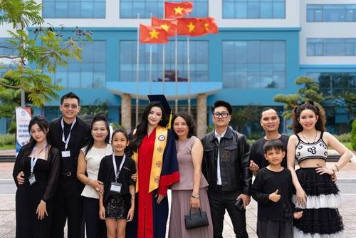 Bà Hảo cùng người thân của Á hậu Đinh Y Quyên trong ngày nhận bằng.