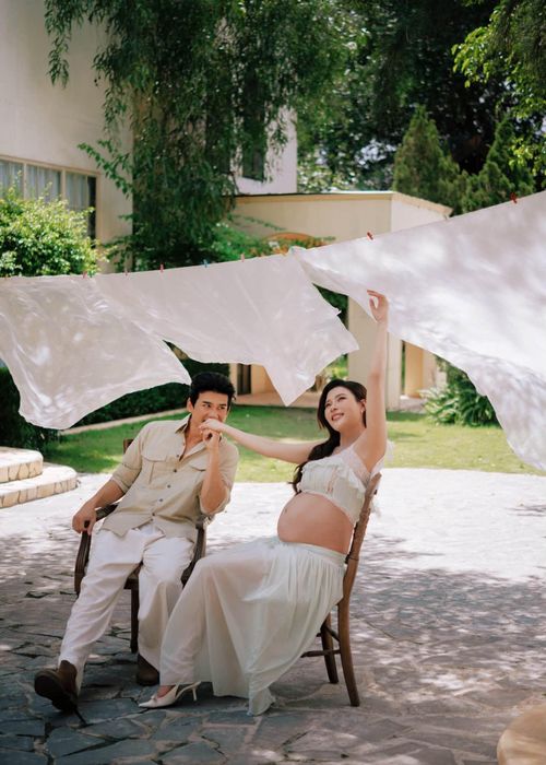 Hai vợ chồng diễn viên không mong cầu gì, chỉ mong con sẽ luôn thật khỏe mạnh, bình an, đủ ngày đủ tháng đến với thế giới: "Mong con sẽ nhận được thật nhiều lời chúc phúc và yêu thương từ tất cả mọi người!".