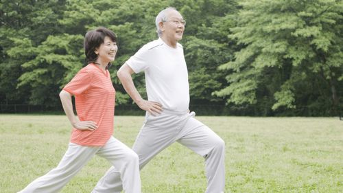 Duy trì vận động, tăng cường trao đổi chất là góp phần giảm mùi người già một cách khoa học.