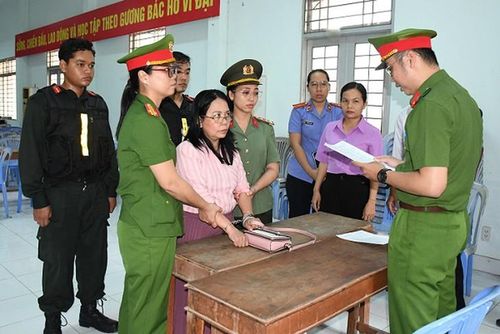 Cơ quan Cảnh sát điều tra Công an tỉnh Vĩnh Long thi hành lệnh bắt bị can Cao Thị Ngọc Mai. Ảnh: Công an tỉnh Vĩnh Long.