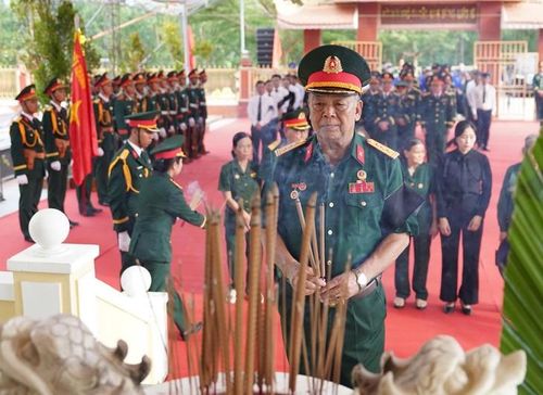 Thượng tá Lê Huy Từ thắp nhang tưởng niệm đồng đội. Ảnh: Bích Vân