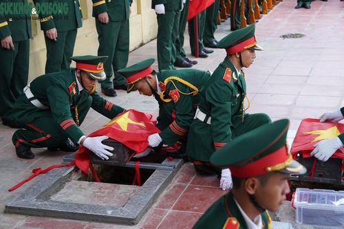 Quy tập hài cốt 5 liệt sĩ tại Nghĩa trang Hà Nha. Ảnh: Bích Vân