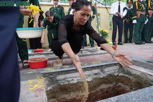 Chị Thu mong muốn sớm xác định được hài cốt của người thân. Ảnh: Bích Vân