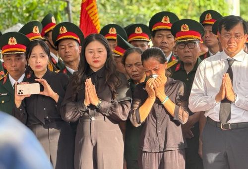 Chị Phạm Thị Thu (ngoài cùng bên phải) xúc động bật khóc tại lễ an táng hài cốt liệt sĩ. Ảnh: Bích Vân