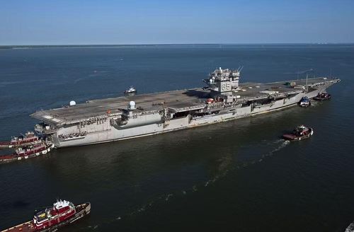 Chính thức đi vào biên chế năm 1961, USS Enterprise đã trở thành một con tàu độc nhất vô nhị khi đây là tàu sân bay duy nhất trong lịch sử được trang bị tới 8 lò phản ứng hạt nhân công suất nhỏ.