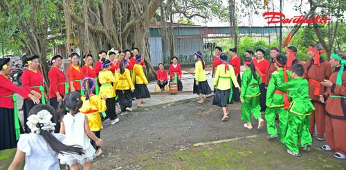 Lớp trẻ học hát thông qua việc tham gia các cuộc hát, quan sát nghệ nhân thực hành, ghi nhớ lời ca và rèn luyện kỹ năng đối đáp.