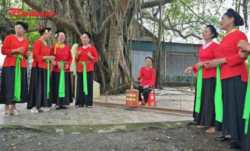 Các thành viên trong nhóm thường trao đổi, góp ý và hỗ trợ nhau tìm lời đáp phù hợp. Chính sự phối hợp này đã tạo nên tinh thần cộng đồng đặc trưng của loại hình diễn xướng.