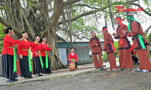 Thông qua hoạt động diễn xướng, người thực hành vận dụng và trao truyền nhiều loại tri thức dân gian như ca dao, tục ngữ, truyện kể dân gian, lịch sử địa phương, kinh nghiệm sản xuất nông nghiệp, phong tục tập quán và các chuẩn mực đạo đức truyền thống.