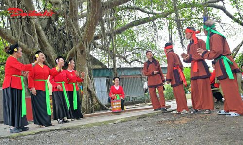 Những cuộc hát thường diễn ra tại sân đình, đầu làng, dưới gốc đa hay các khoảng sân rộng, thu hút đông đảo người dân đến thưởng thức và giao lưu.