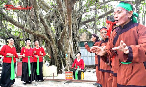 Điểm đặc sắc của hát trống quân Phúc Lâm là nghệ thuật đối đáp ứng tác giữa các tốp nam và nữ, đòi hỏi sự nhanh trí, vốn hiểu biết và khả năng sáng tạo của người hát.