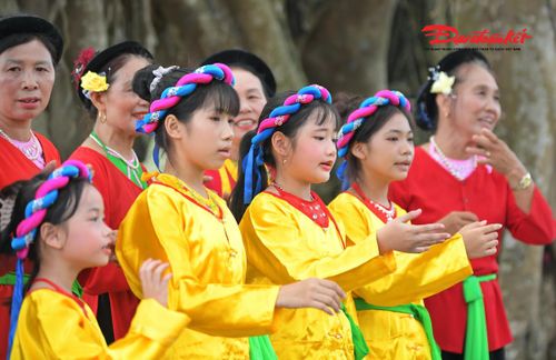 Các nghệ nhân cao tuổi là những người trực tiếp hướng dẫn cách phát âm, lấy hơi, gieo vần, ứng tác và xử lý các tình huống trong diễn xướng.