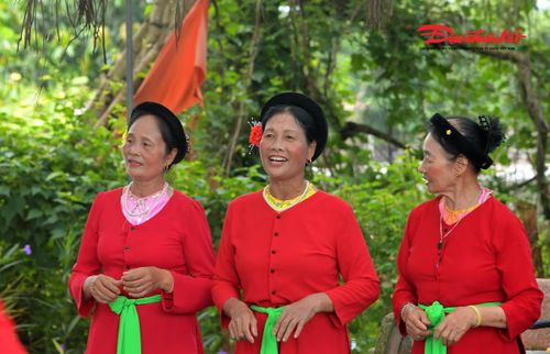 Nét đặc sắc của hát trống quân Phúc Lâm là việc sử dụng các từ đệm như “thời”, “là”, “nay”, “ấy”. Những từ đệm này giúp kéo dài âm thanh, tạo nhịp điệu mềm mại và tăng tính biểu cảm cho lời ca. Người hát cũng thường sử dụng kỹ thuật đảo vị trí từ ngữ hoặc nhấn mạnh các từ khóa quan trọng nhằm tạo điểm nhấn nghệ thuật và hỗ trợ quá trình đối đáp.