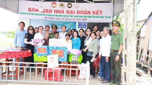 Ủy ban MTTQ Việt Nam phường Mỹ Ngãi phối hợp các đơn vị, nhà hảo tâm tổ chức lễ bàn giao nhà Đại đoàn kết cho hộ dân có hoàn cảnh khó khăn, góp phần ổn định cuộc sống và thực hiện hiệu quả công tác an sinh xã hội. (Ảnh: An Nam).