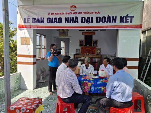 Đại diện Ủy ban MTTQ Việt Nam phường Mỹ Ngãi cùng chính quyền địa phương thăm hỏi, chia sẻ niềm vui với gia đình được hỗ trợ nhà Đại đoàn kết sau khi công trình hoàn thành, đưa vào sử dụng. (Ảnh: An Nam).