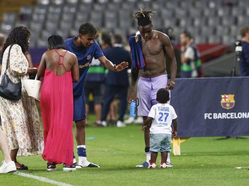  Lamine Yamal và em trai Keyne, cùng với Nico Williams tại Barcelona vào ngày 24/8/2025. Ảnh: EFE.
