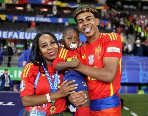  Yamal ăn mừng cùng mẹ và em trai sau chiến thắng tại EURO 2024. Ảnh: Reuters. 
