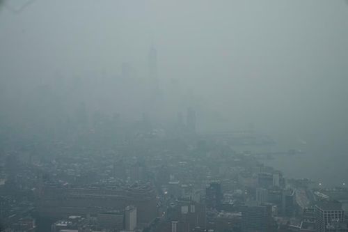  Tòa tháp One World Trade Center chìm trong màn khói cháy rừng, nhìn từ đài quan sát Edge ngày 16/7. Ảnh: Reuters. 