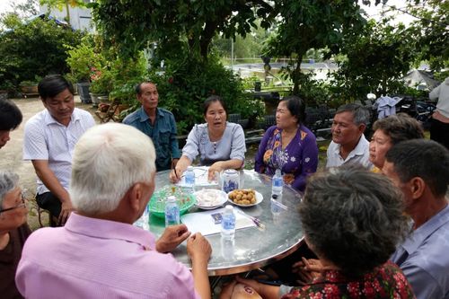  Toàn cảnh buổi họp họ tộc Huỳnh trước sự chứng kiến của Chủ tịch UBND xã Vàm Cỏ Đặng Văn Tây Lo (áo trắng, ngắn tay) và bà Nguyễn Thị Ngọc Vệ, Trưởng phòng Văn hóa - Xã Hội xã (chính giữa). Ảnh: Quỳnh Danh. 