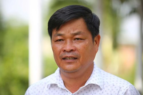  Ông Đặng Văn Tây Lo, Chủ tịch UBND xã Vàm Cỏ, cho biết sau khi trao đổi, toàn thể thân tộc họ Huỳnh thống nhất rất cao, đồng thuận làm hồ sơ đề nghị công nhận bà Nguyễn Thị Lệ là vợ của liệt sĩ Huỳnh Văn Quên. Ảnh: Quỳnh Danh. 