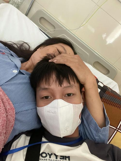  Anh Hải luôn ở bên chăm sóc mẹ trong hành trình chống chọi với bệnh tật. 