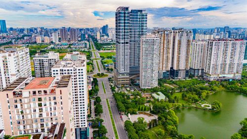 Giá bình quân căn hộ sơ cấp tại khu vực trung tâm Hà Nội đạt khoảng 121 triệu đồng/m2 trong quý II, tăng 46% so với cùng kỳ năm trước. Ảnh: TN.