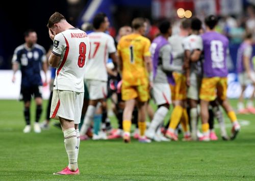  Theo Graeme Souness, Elliot Anderson vẫn còn nhiều tiềm năng, nhưng cần thêm thời gian để vươn tới đẳng cấp của những tiền vệ xuất sắc nhất. 