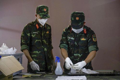  Công tác bóc tách được thực hiện cẩn trọng, đảm bảo việc xác minh danh tính liệt sĩ. Ảnh: Hoài Bảo. 